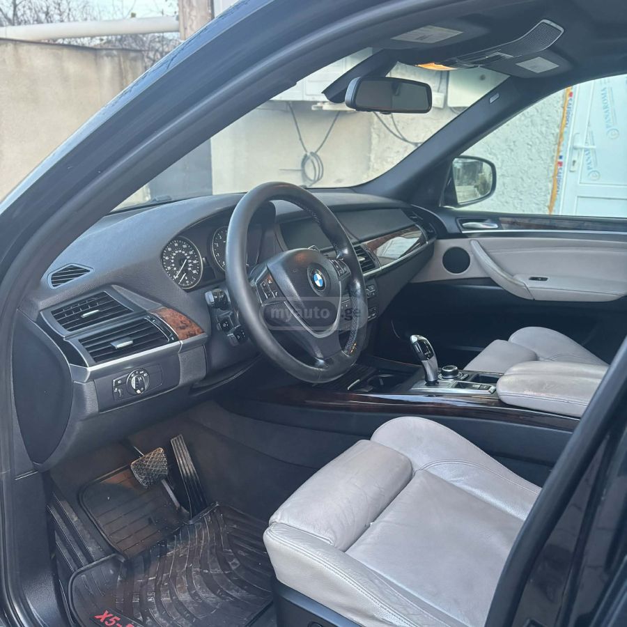 BMW X5 2012 — photo 2