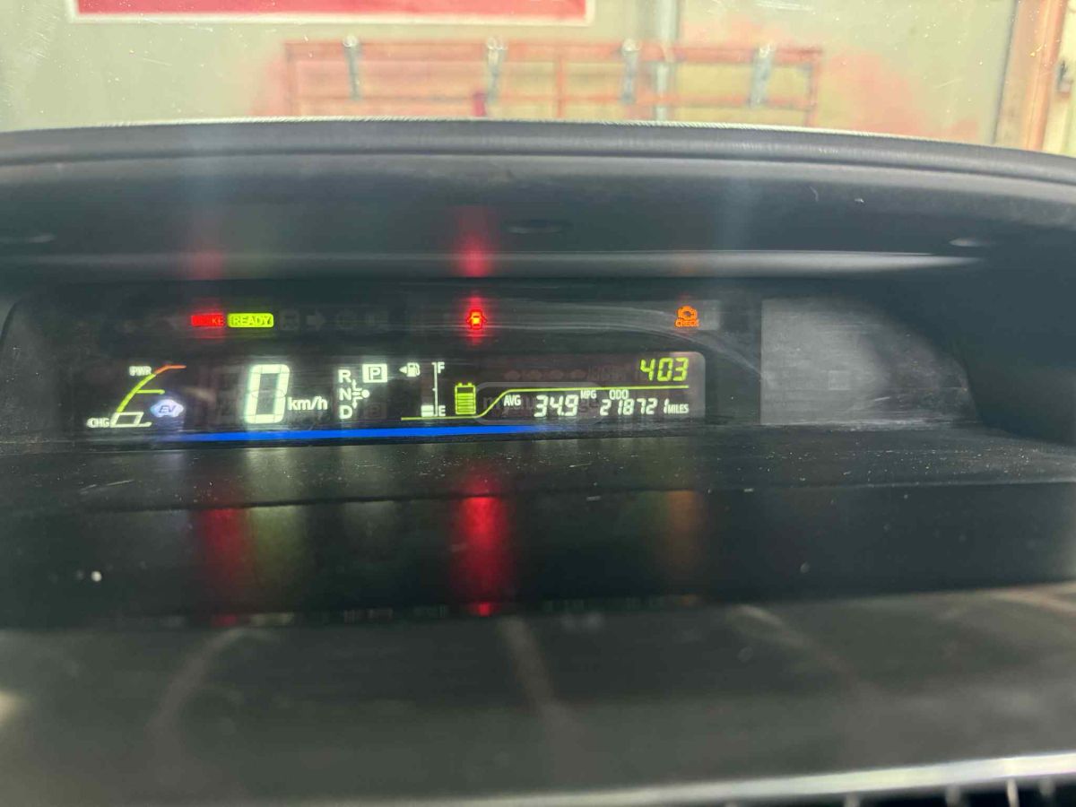 Toyota Prius V 2012 — photo 2