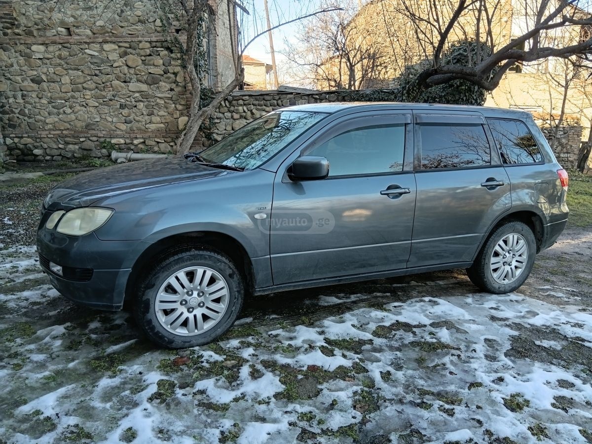 Mitsubishi Airtrek 2003 — photo 2
