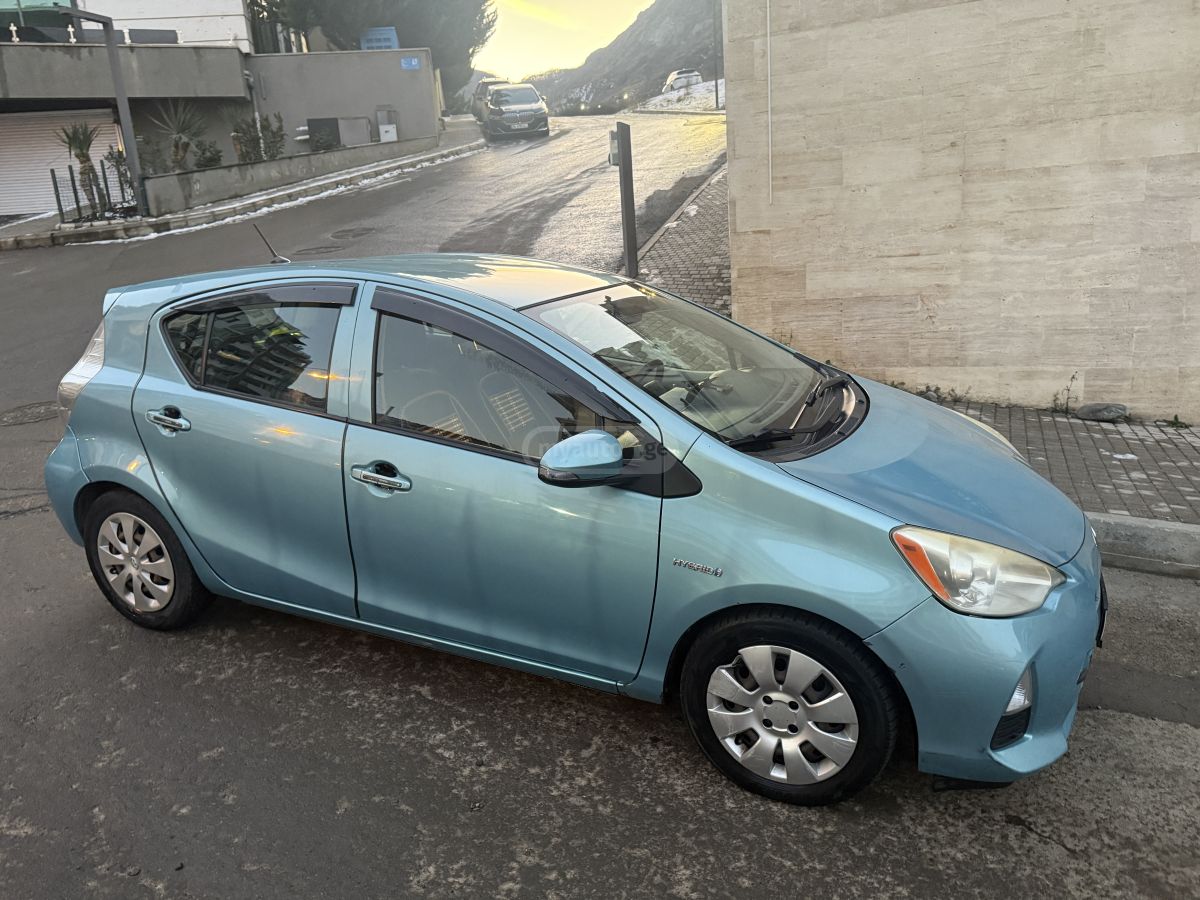 Toyota Prius C 2012 — photo 2