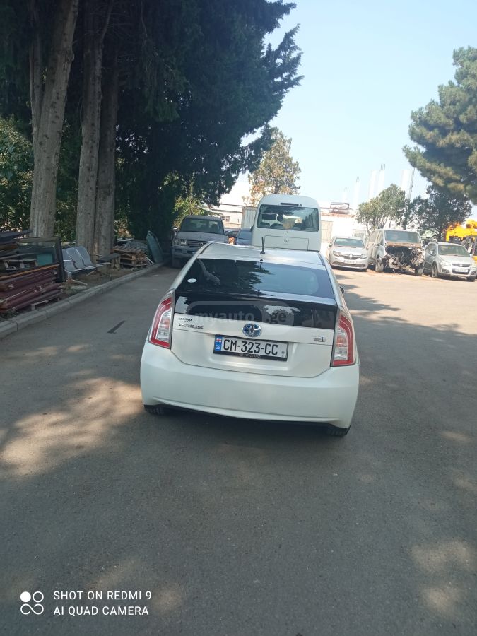 Toyota Prius 2015 — photo 2