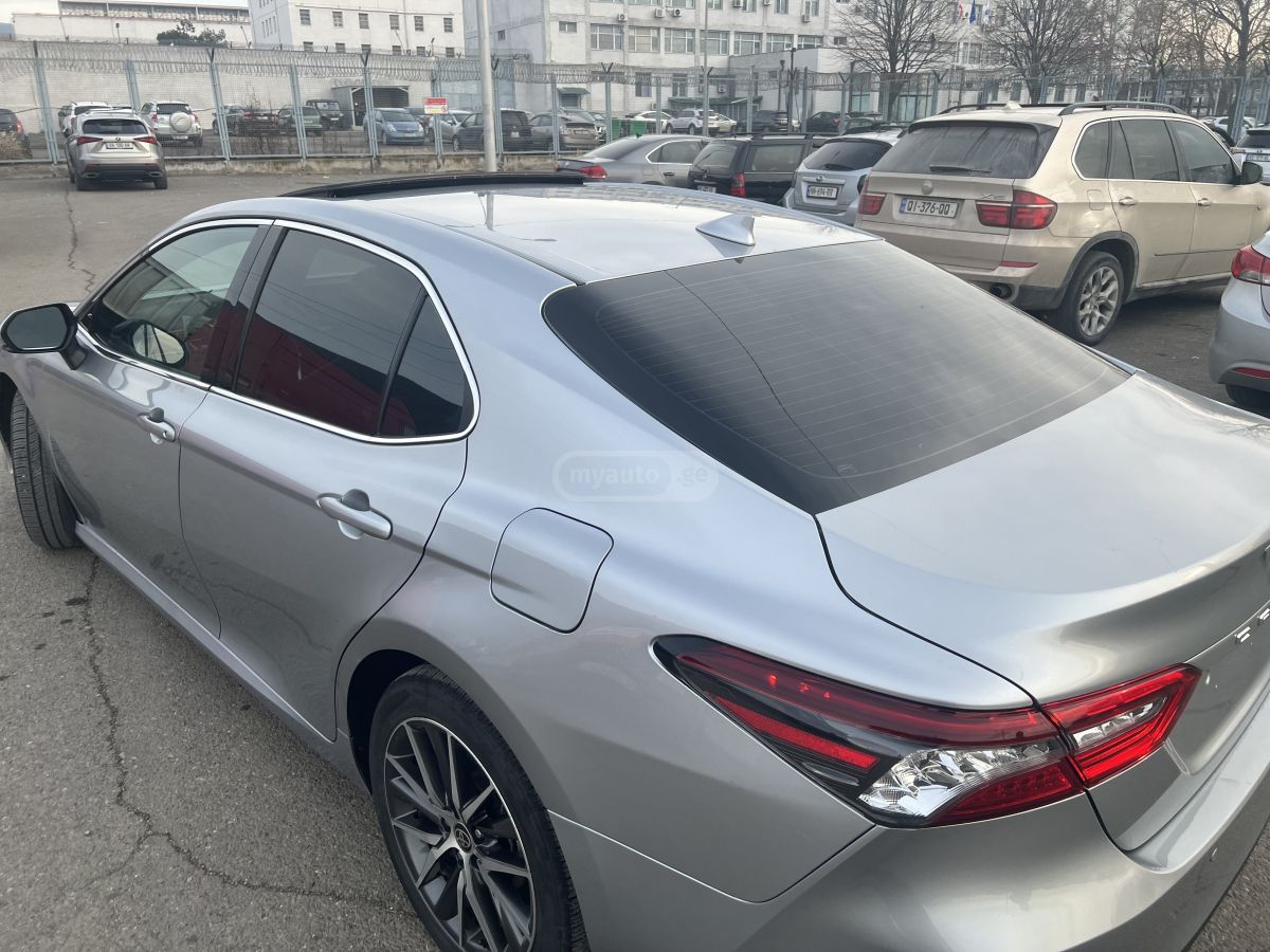 Toyota Camry 2021 — photo 2