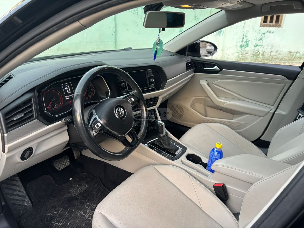 Volkswagen Jetta 2019 — photo 2
