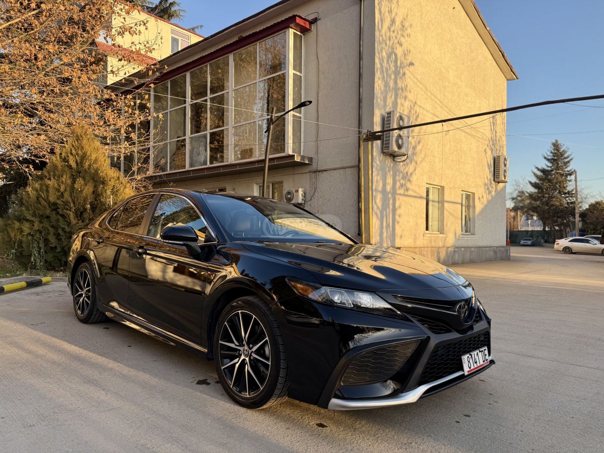 Toyota Camry 2021 — photo 2