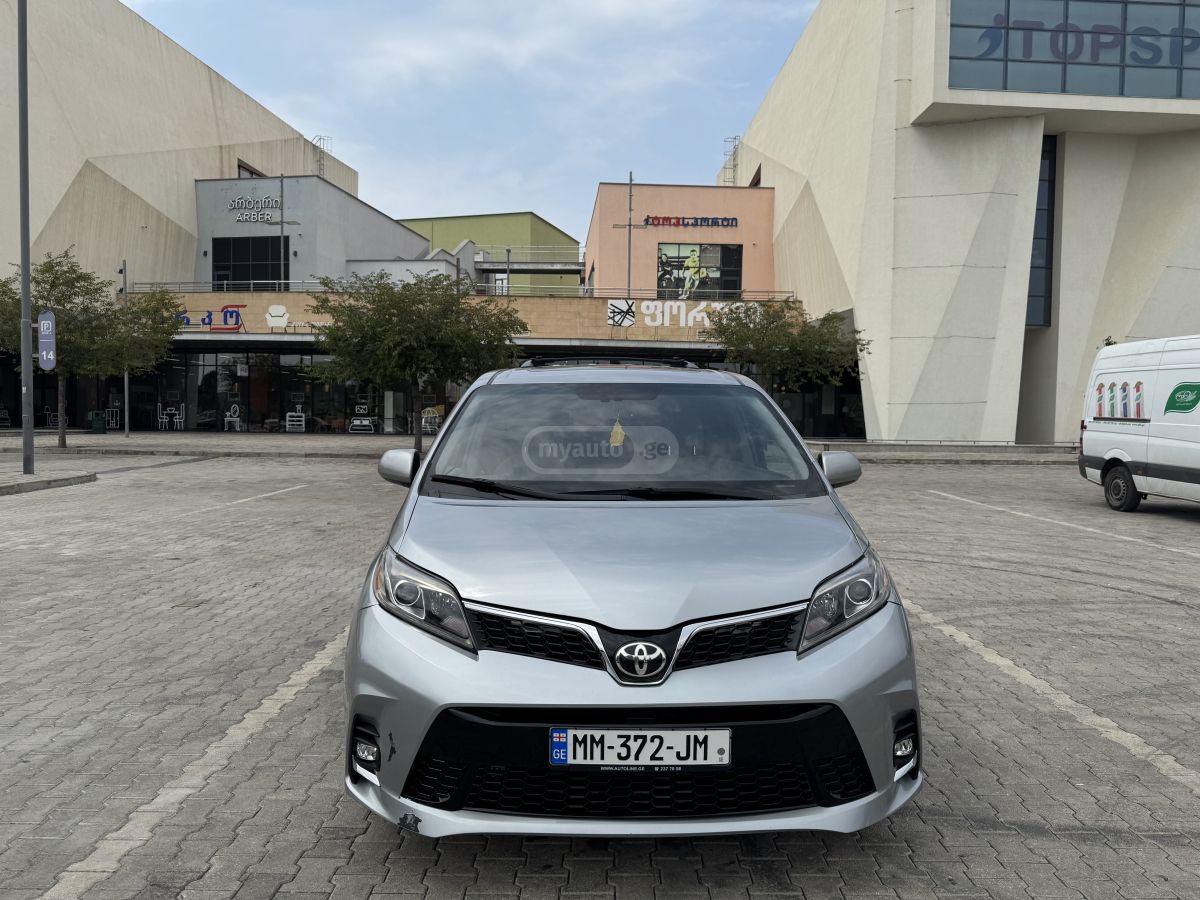Toyota Sienna 2017 — photo 2