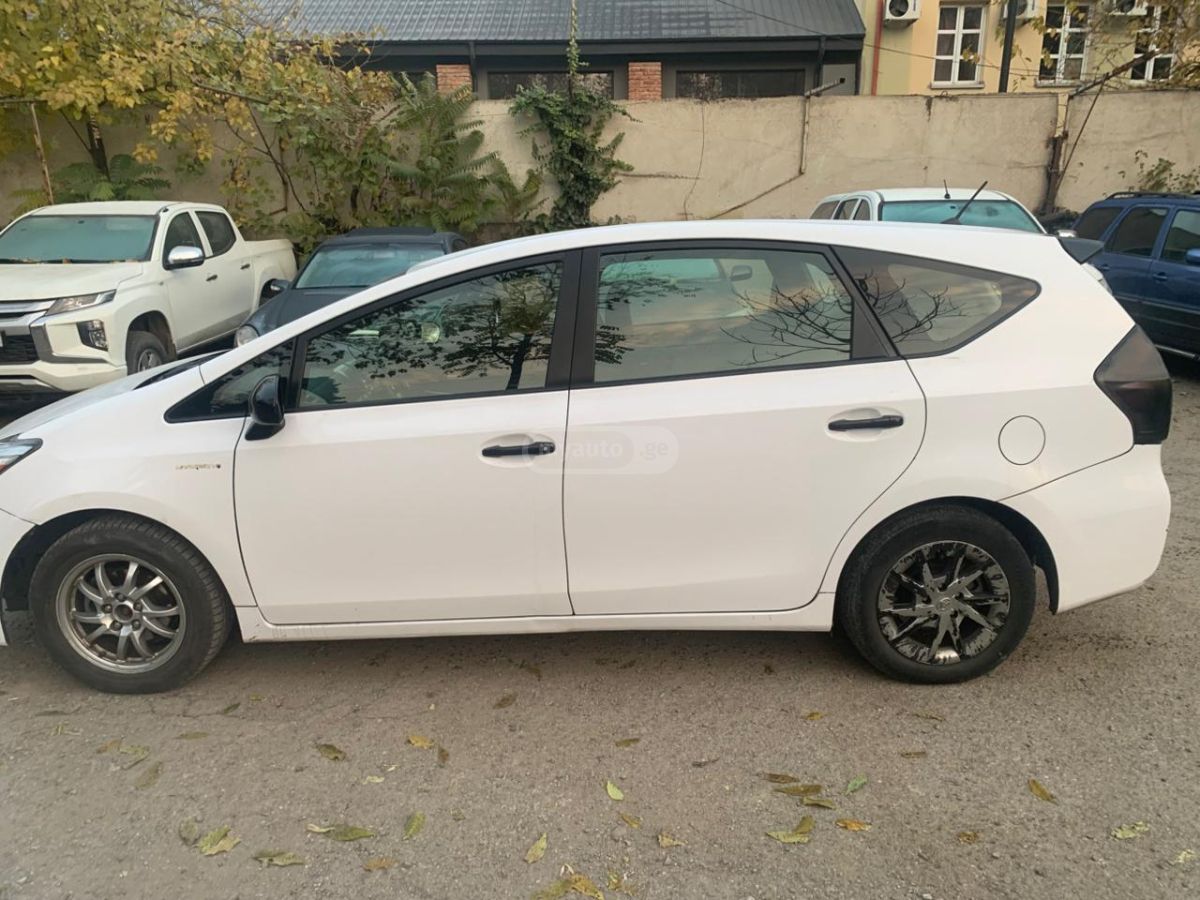 Toyota Prius 2016 — photo 2