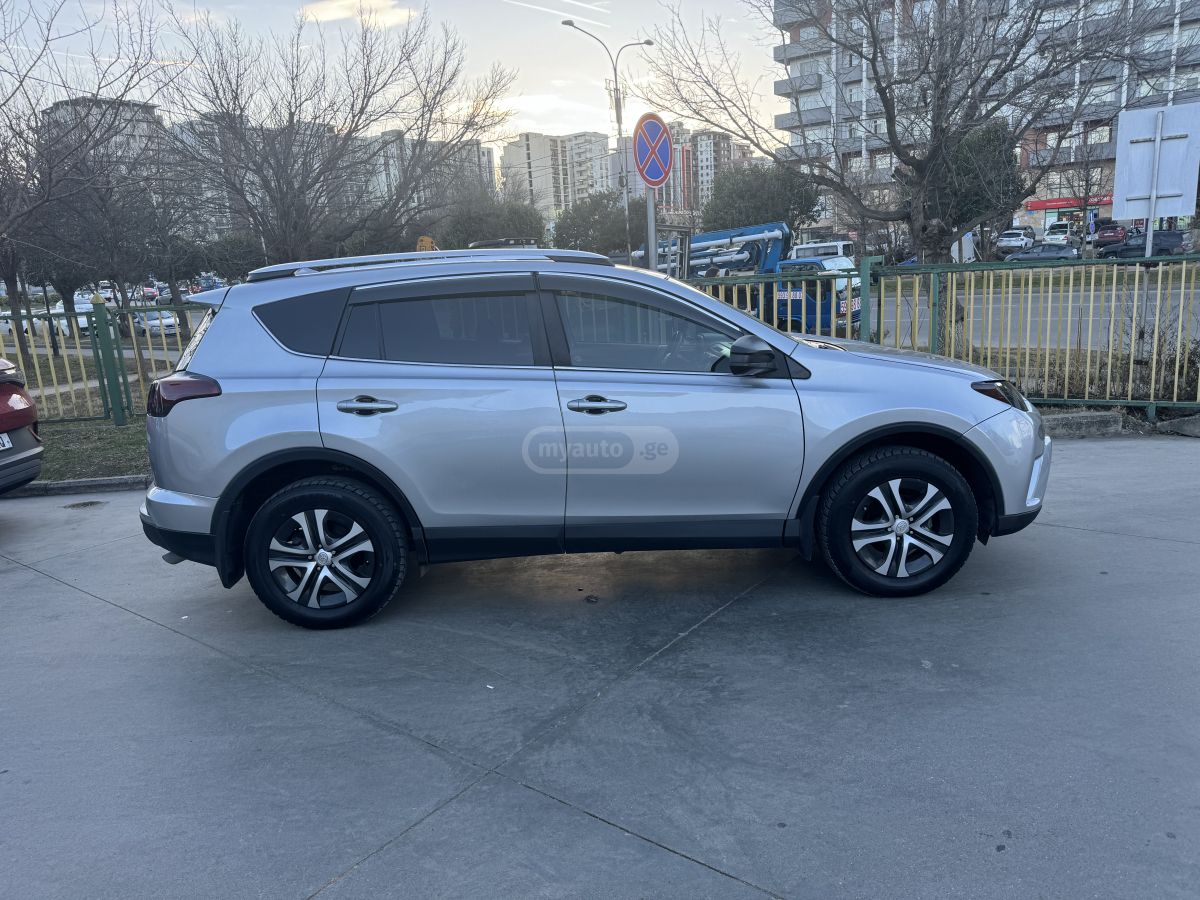 Toyota RAV4 2017 — photo 2