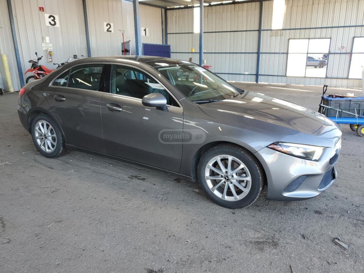 Mercedes-Benz A 220