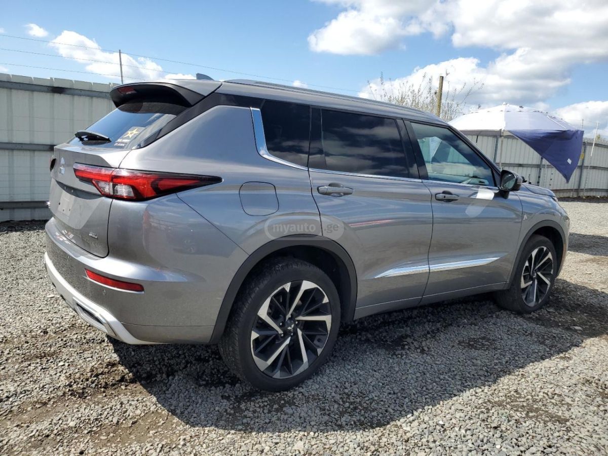 Mitsubishi Outlander 2022 — photo 2