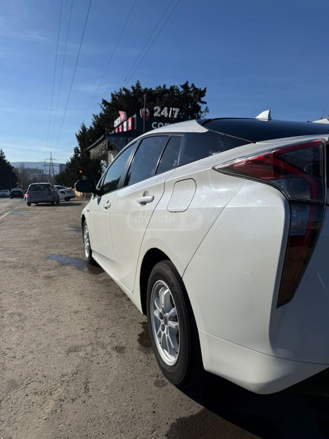 Toyota Prius 2017 — photo 2