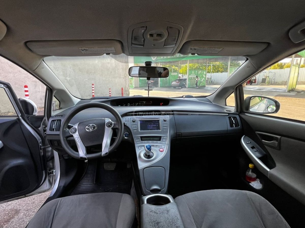 Toyota Prius 2014 — photo 2
