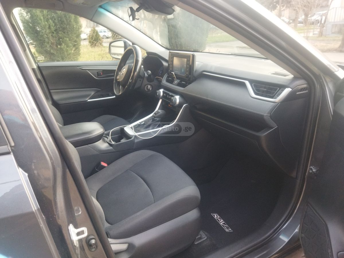 Toyota RAV4 2019 — photo 2