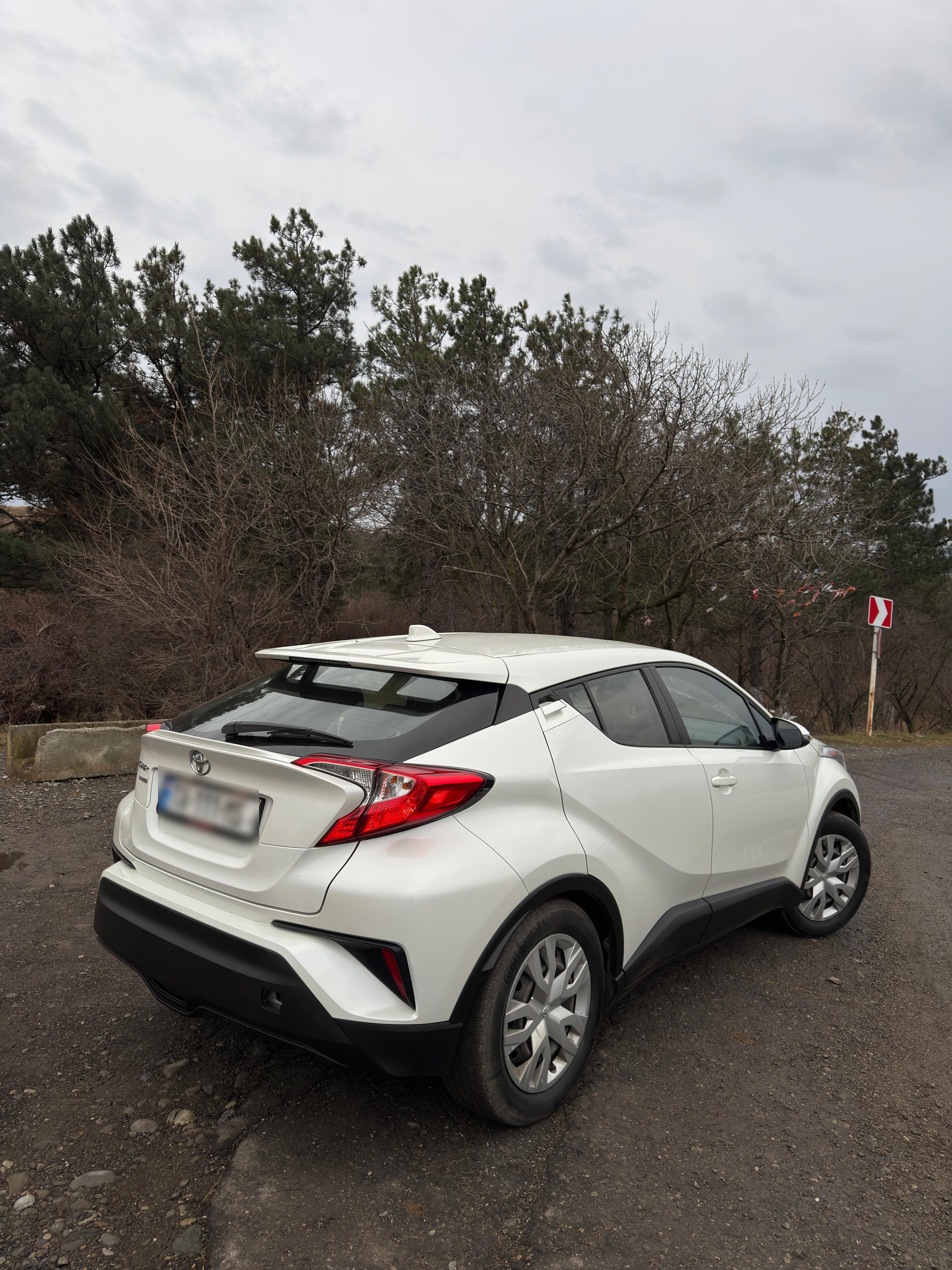 Toyota C-HR 2018 — photo 2