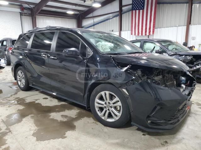 Toyota Sienna 2022 — photo 2
