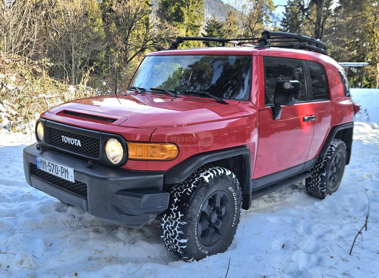 Toyota FJ Cruiser 2012 — photo 2