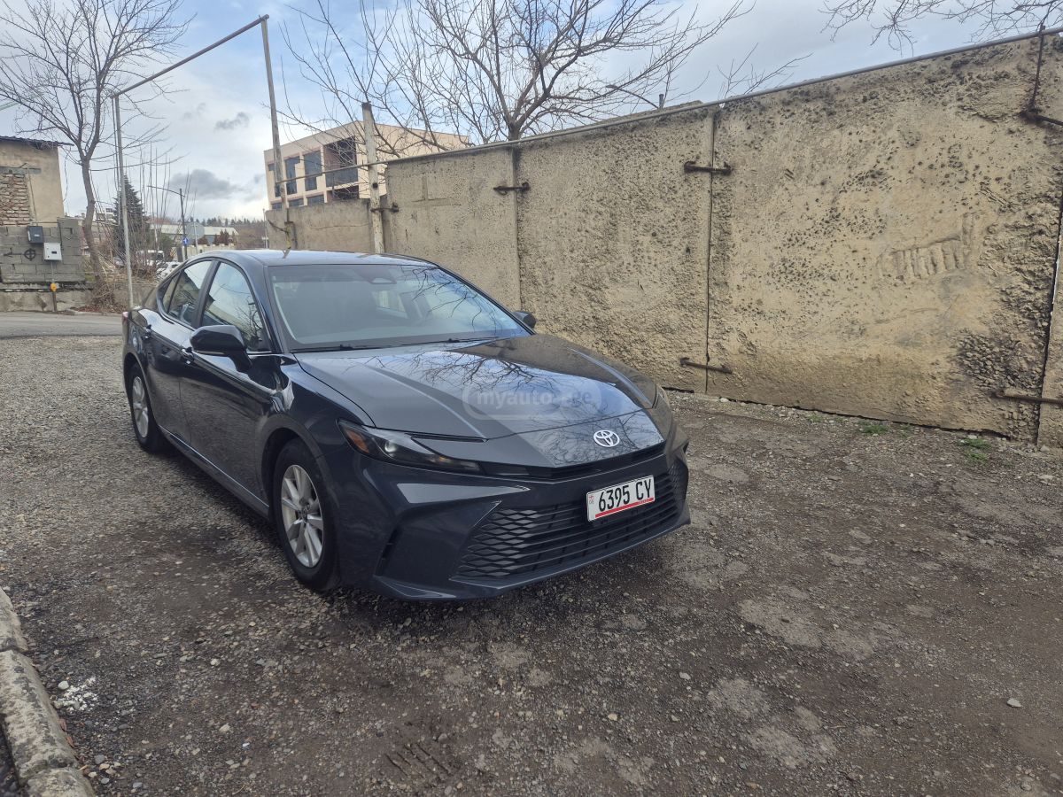 Toyota Camry 2025 — photo 2