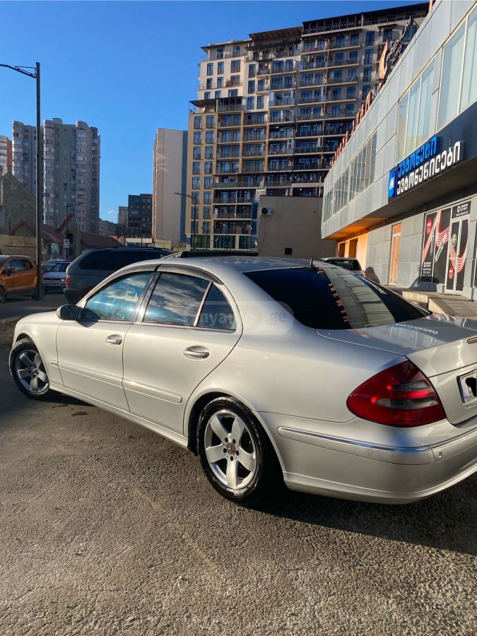 Mercedes-Benz E 220 2002 — photo 2
