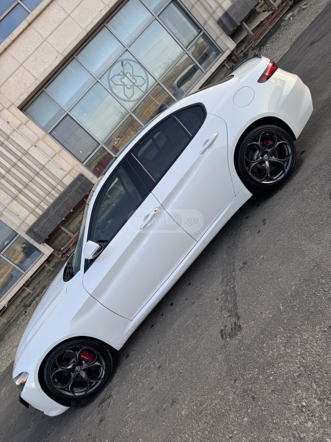 Alfa Romeo Giulia 2017 — photo 2