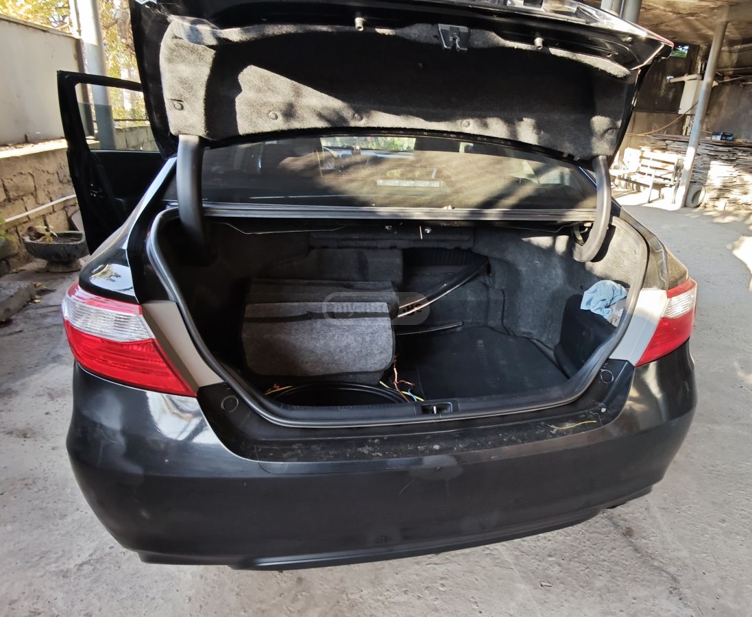 Toyota Camry 2015 — photo 2