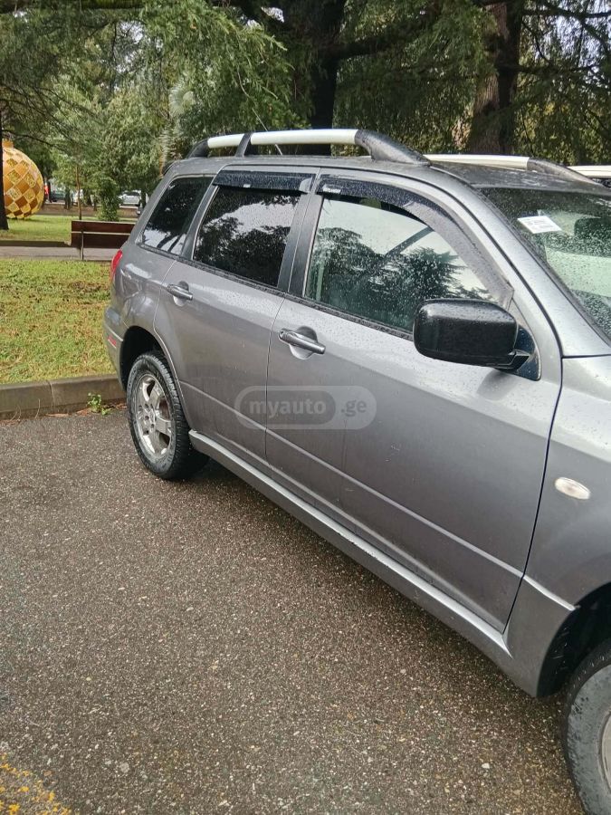 Mitsubishi Outlander 2005 — photo 2