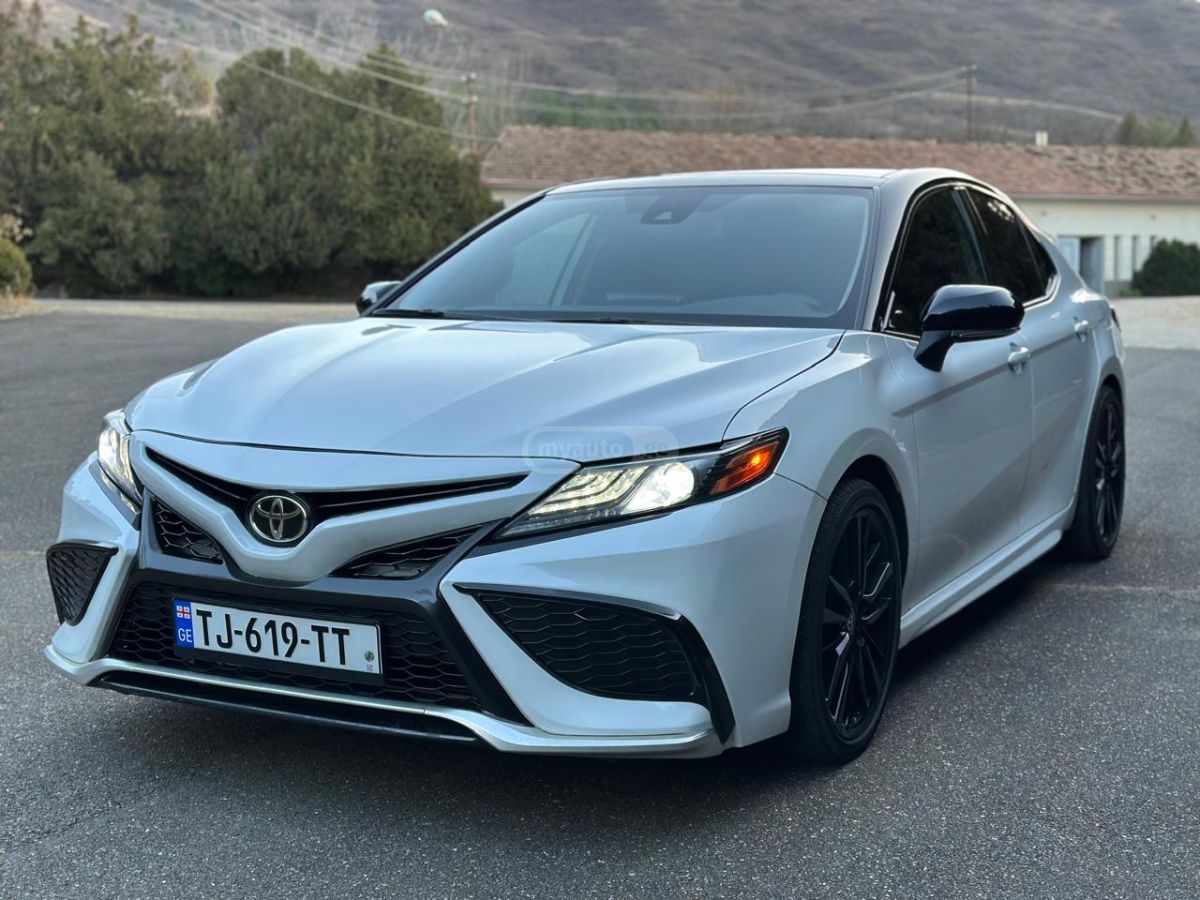 Toyota Camry 2022 — photo 2