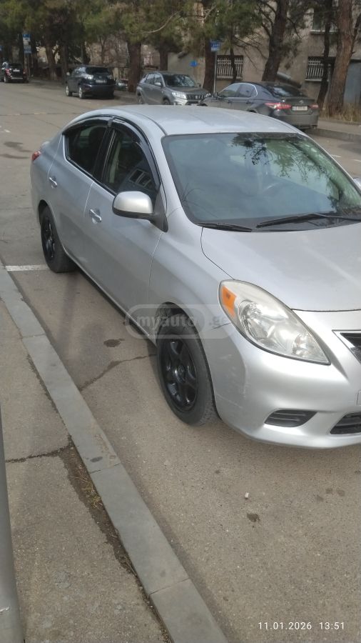 Nissan Versa 2011 — photo 2