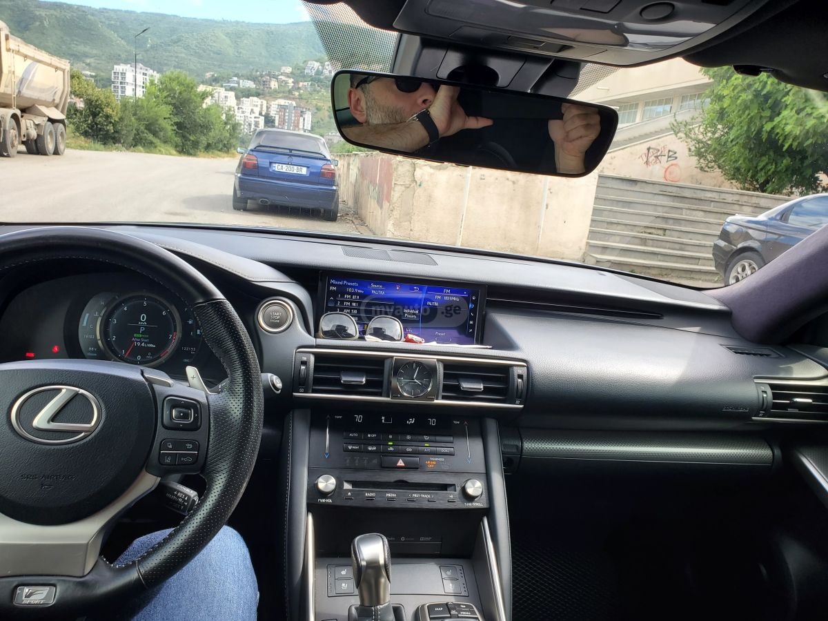 Lexus IS 300 2017 — photo 2