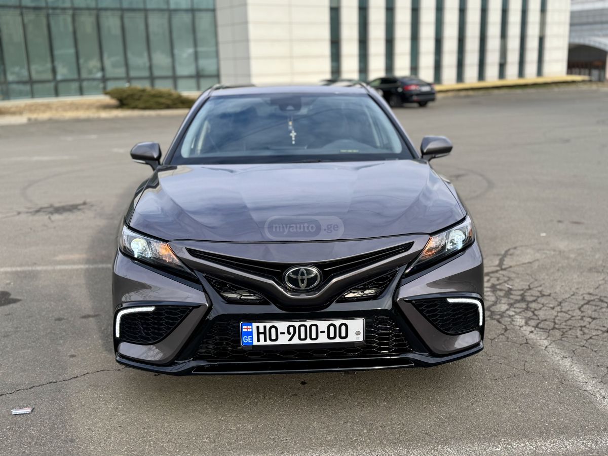 Toyota Camry 2022 — photo 2