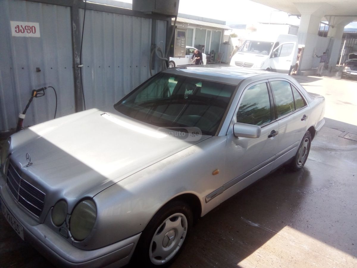 Mercedes-Benz E 200 1996 — photo 2