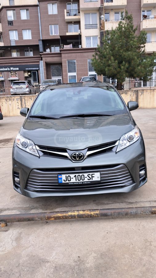 Toyota Sienna 2018 — photo 2
