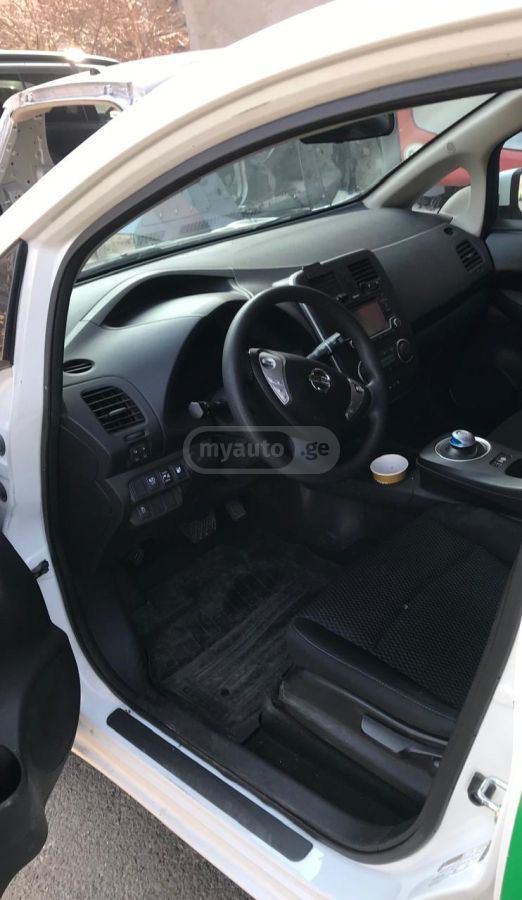 Nissan Leaf 2015 — photo 2
