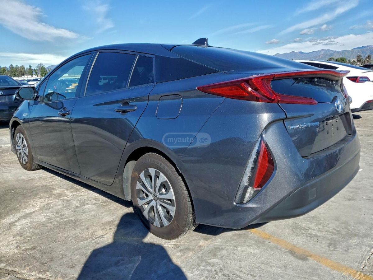 Toyota Prius 2021 — photo 2