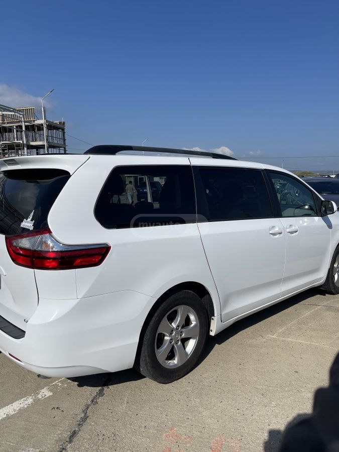 Toyota Sienna 2017 — photo 2