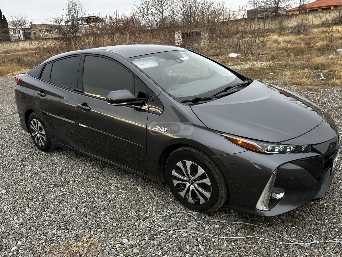 Toyota Prius Prime 2019 — photo 2