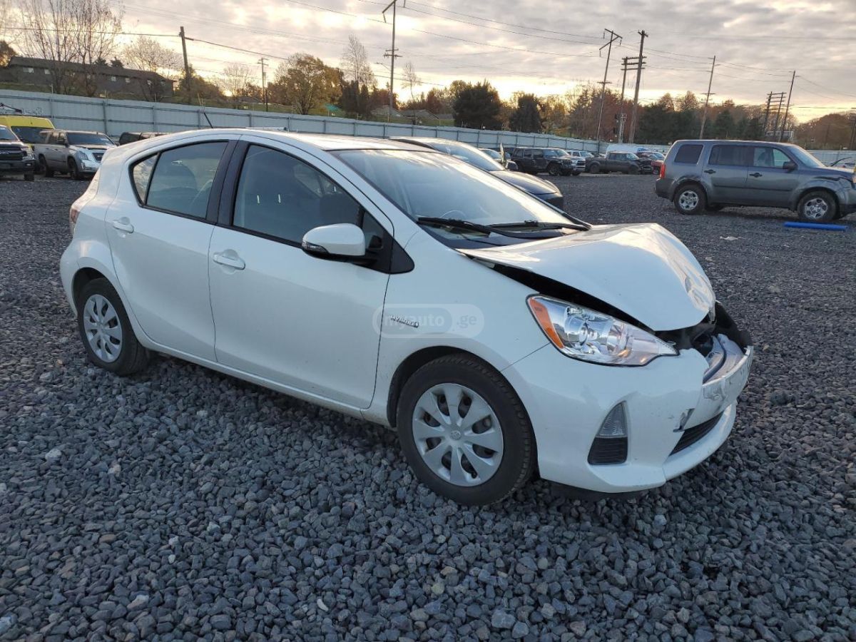 Toyota Prius C 2014 — photo 2
