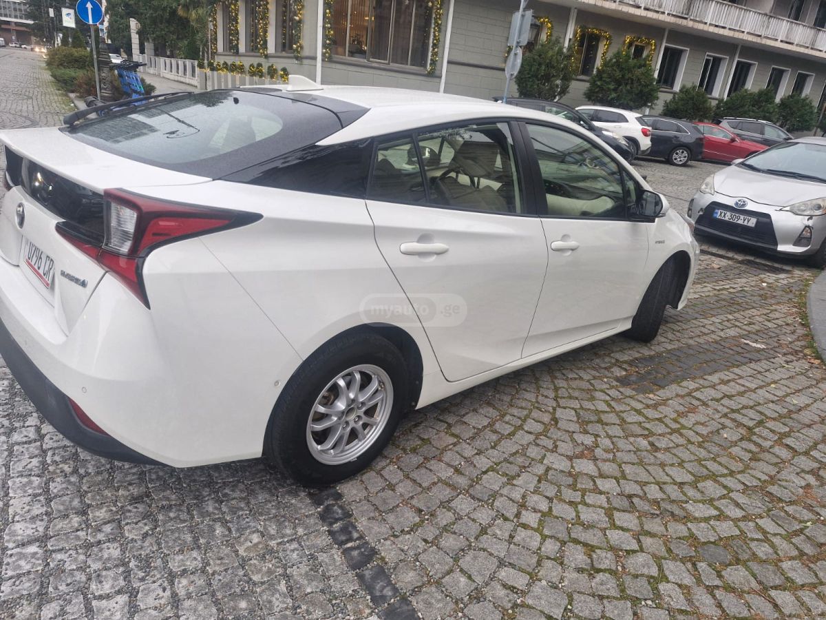 Toyota Prius 2019 — photo 2