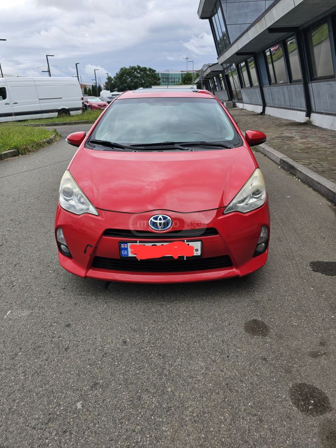 Toyota Prius C 2013 — photo 2