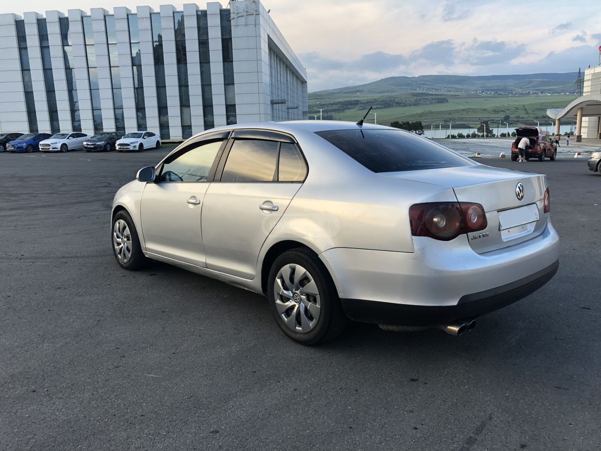 Volkswagen Jetta 2009 — photo 2