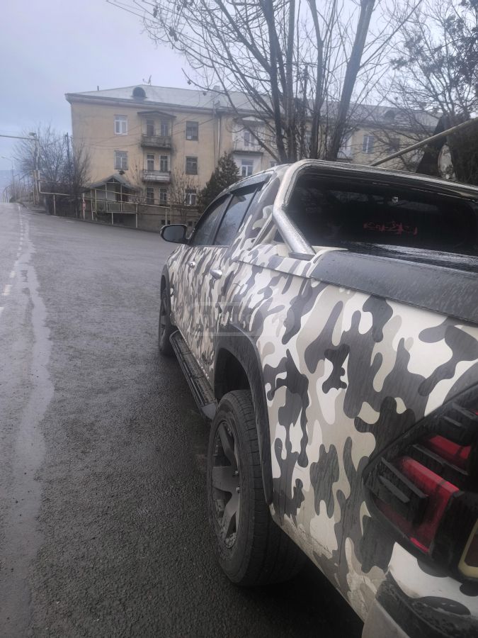 Toyota Hilux 2017 — photo 2