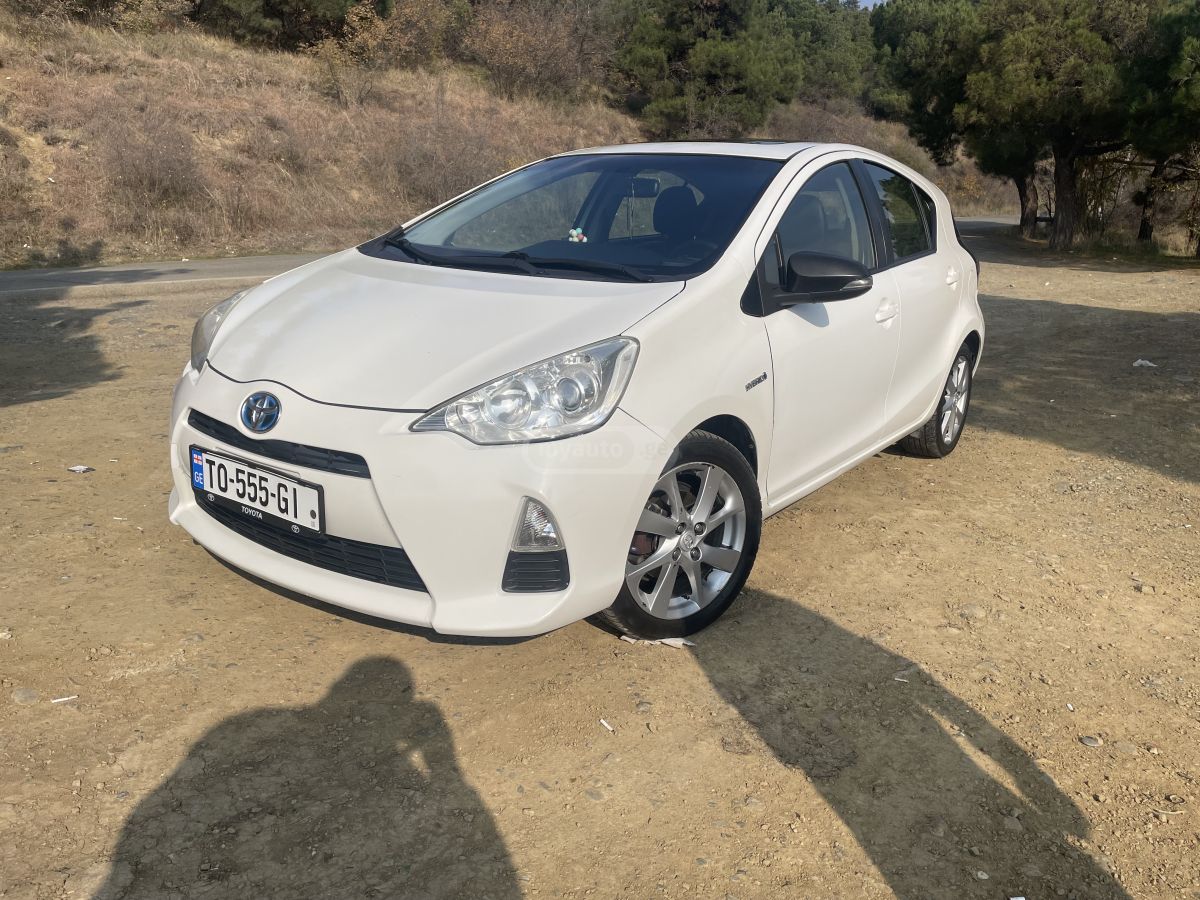 Toyota Prius C 2015 — photo 2