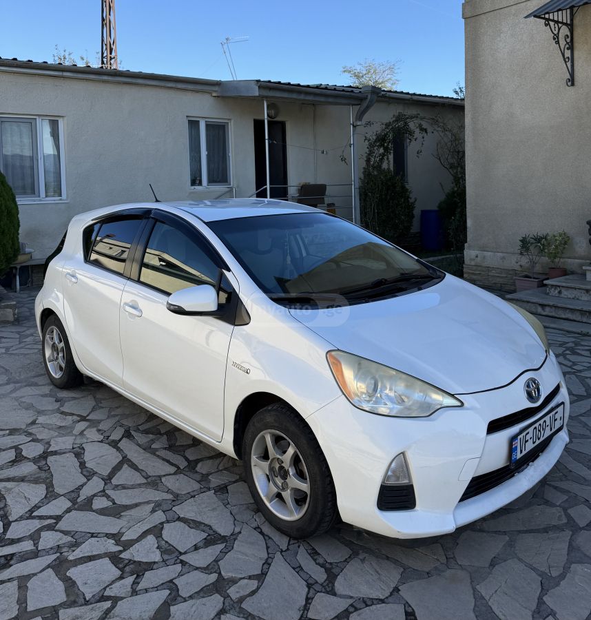 Toyota Prius C 2012 — photo 2