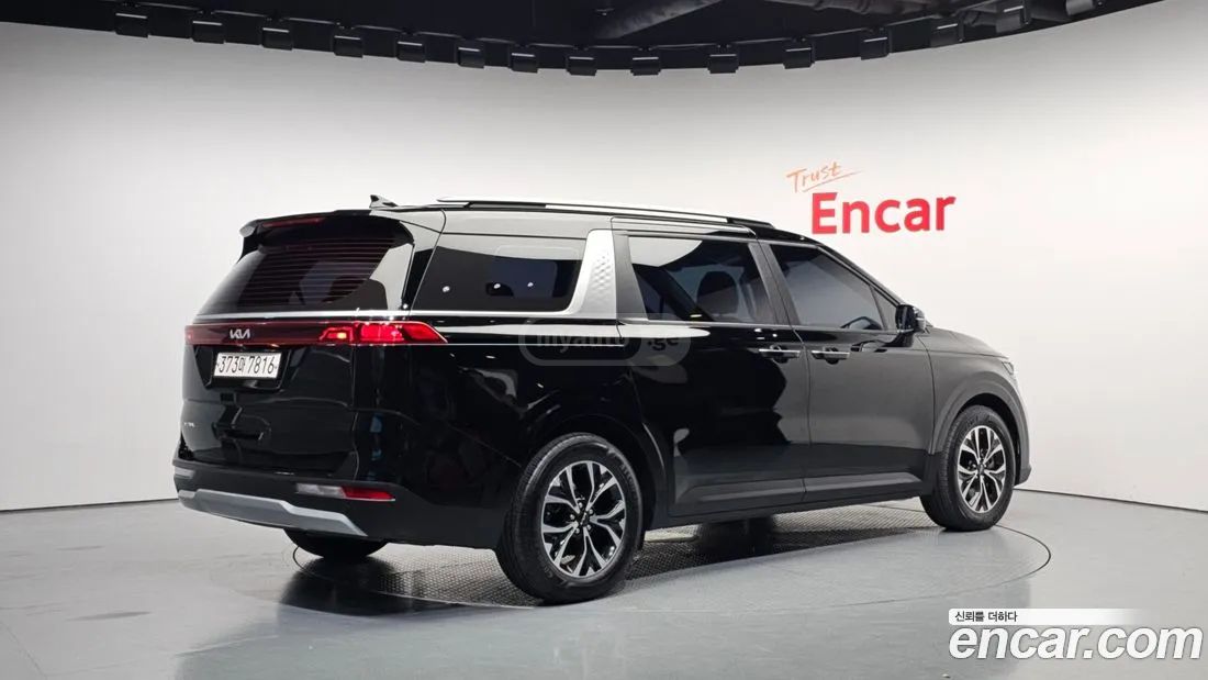 Kia Sedona 2023 — photo 2