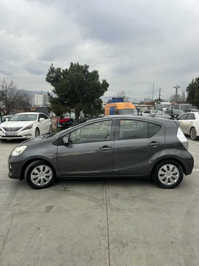 Toyota Prius C 2013 — photo 2
