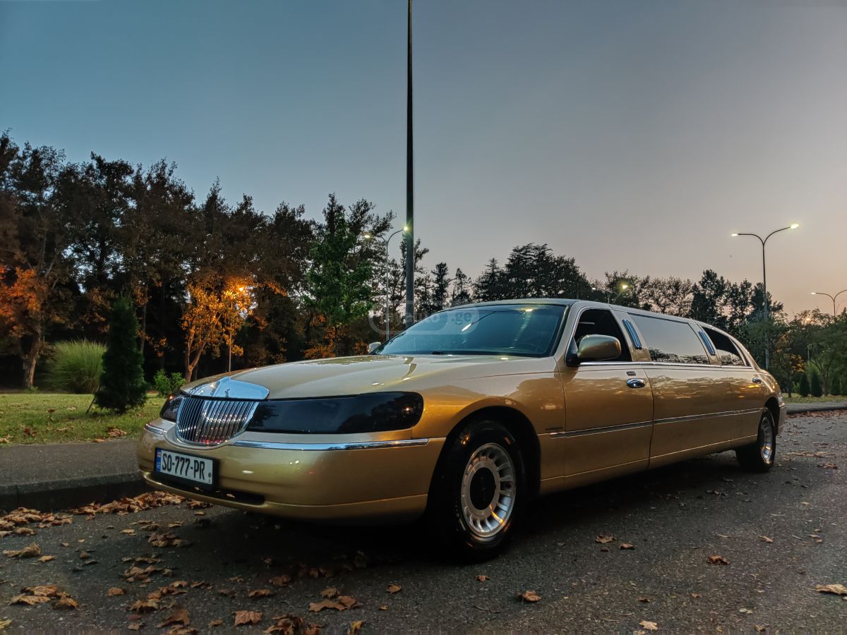 Lincoln Town Car 2001 — photo 2