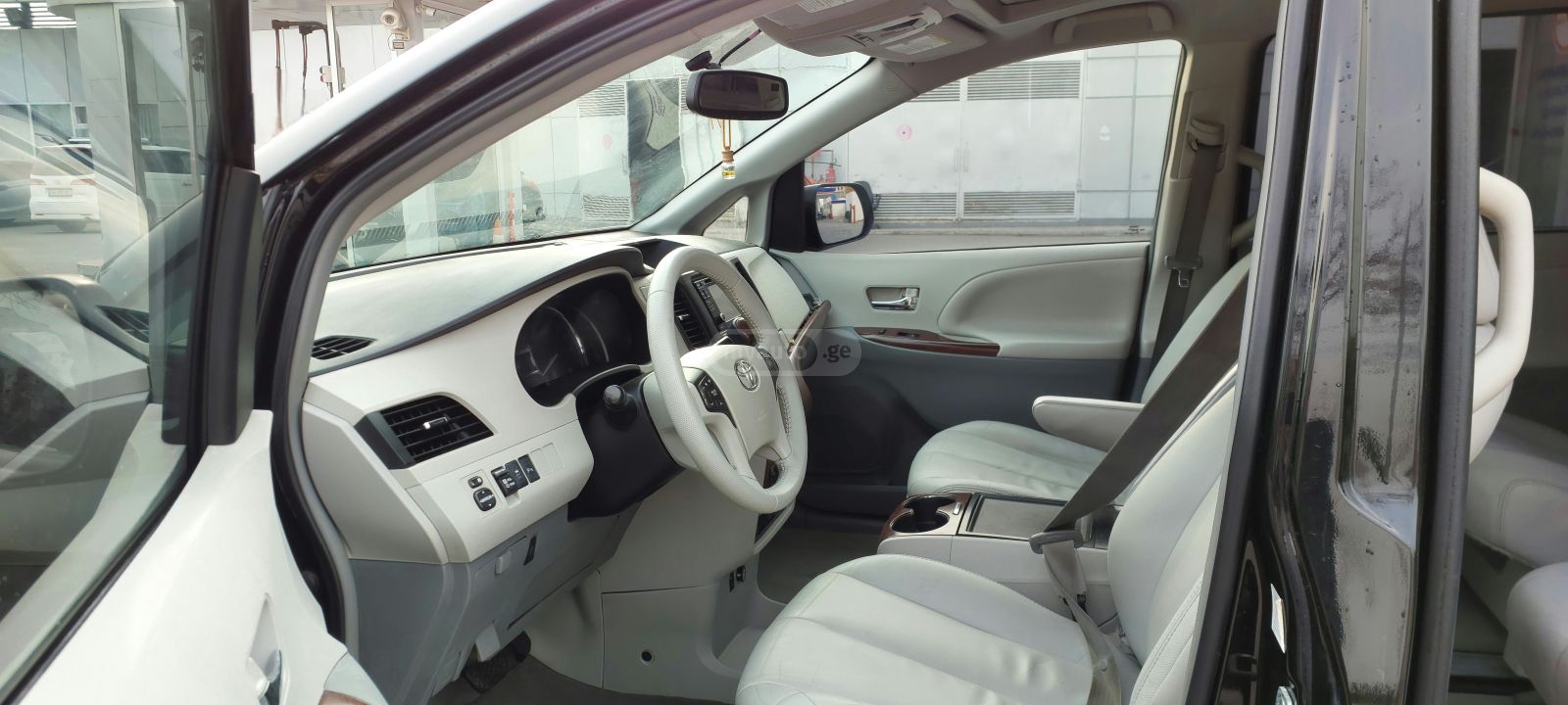 Toyota Sienna 2015 — photo 2