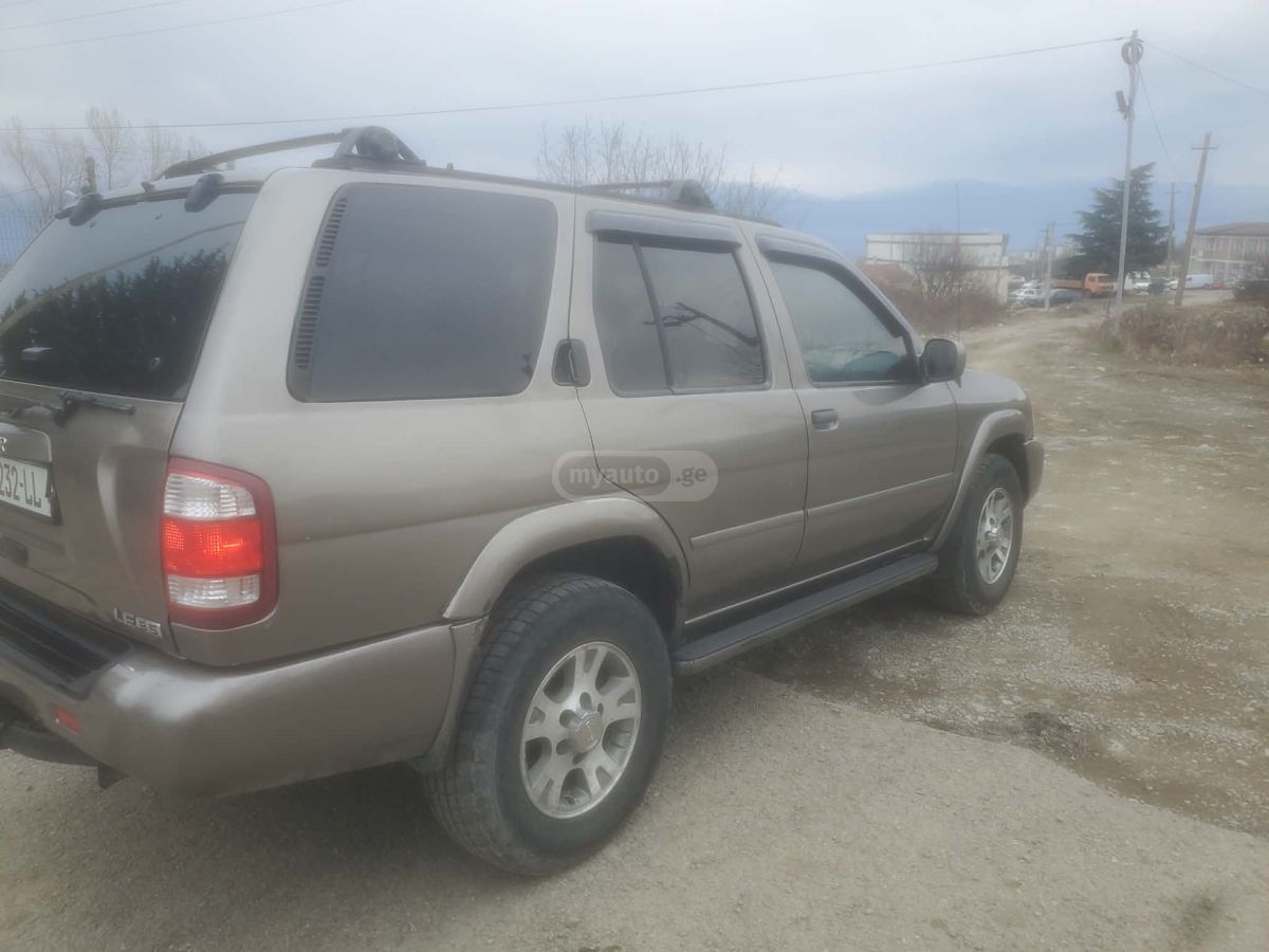 Nissan Pathfinder 2002 — photo 2