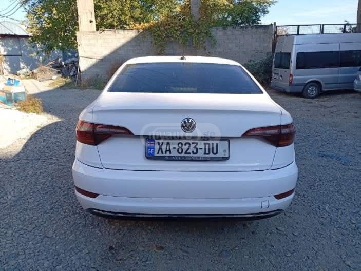 Volkswagen Jetta 2018 — photo 2