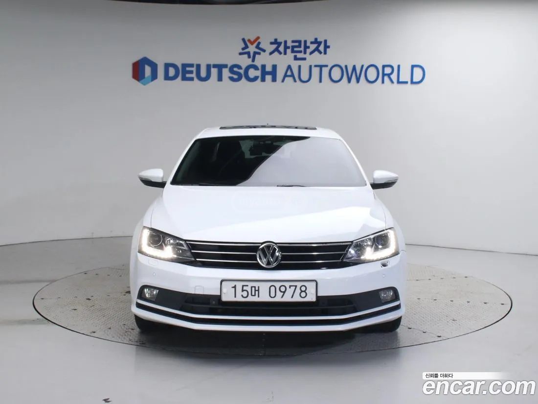 Volkswagen Jetta 2016 — photo 2