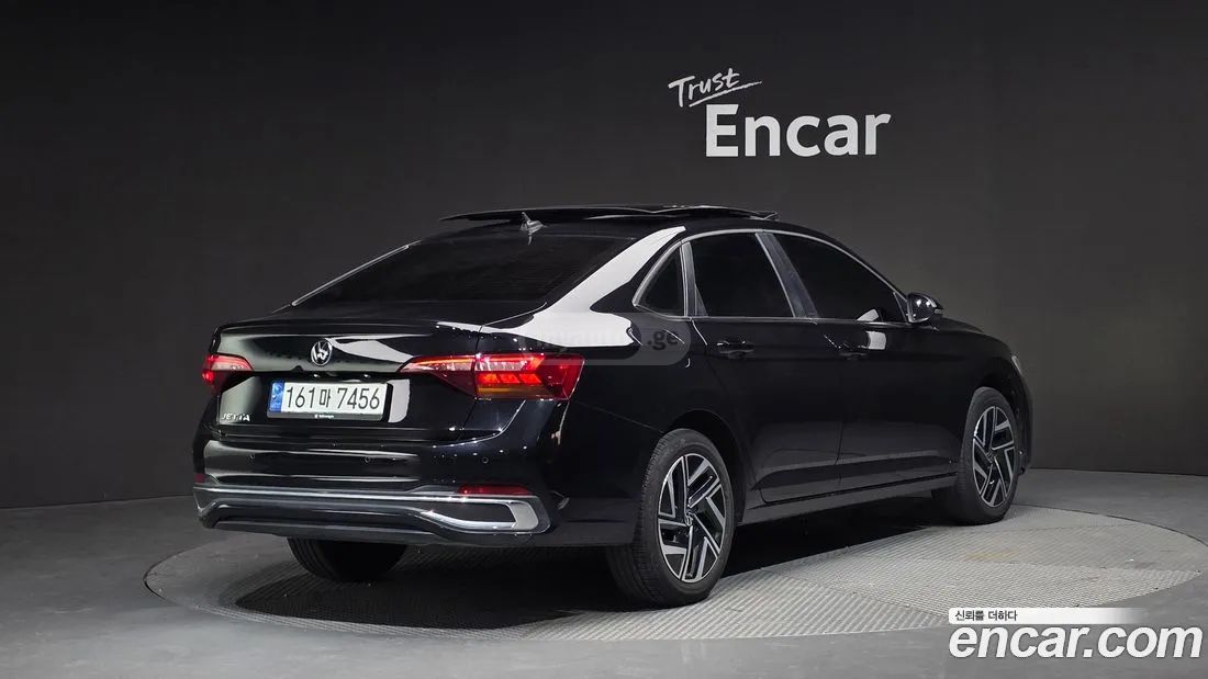 Volkswagen Jetta 2023 — photo 2