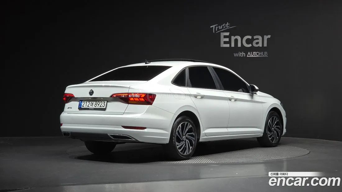 Volkswagen Jetta 2021 — photo 2